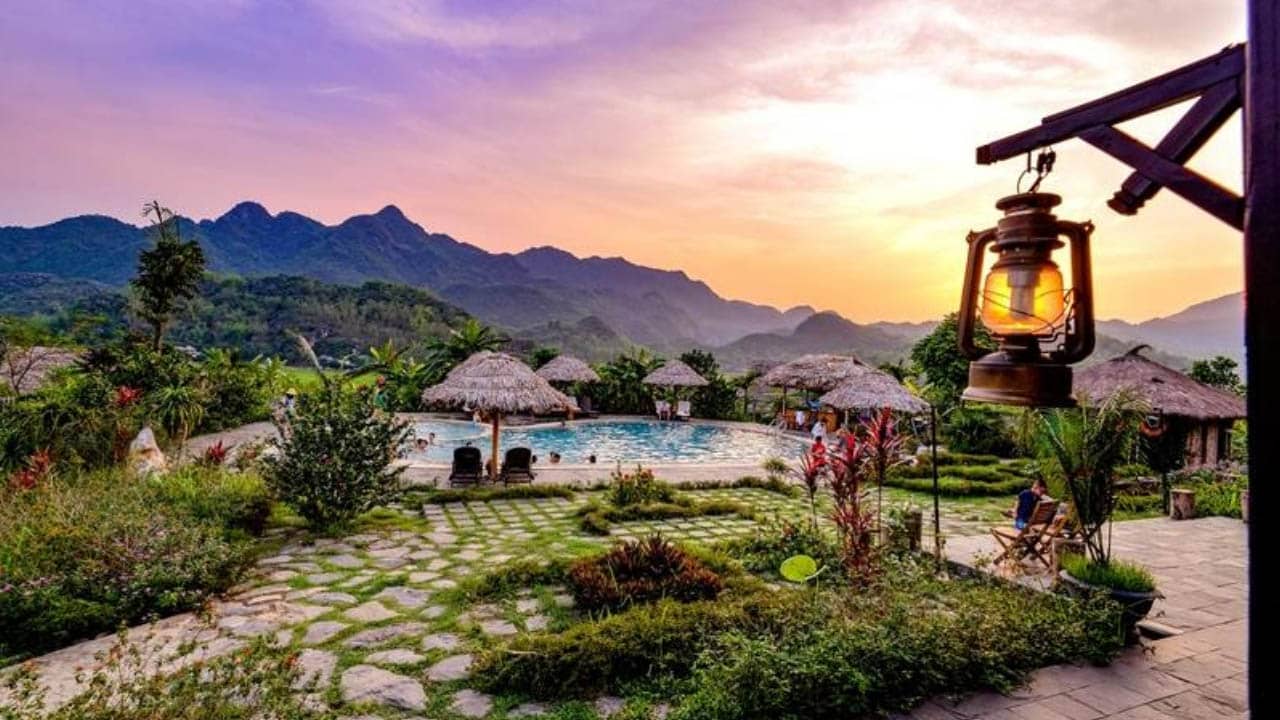 Quang cảnh khu bể bơi khi chiều tà tại Mai Châu Ecolodge